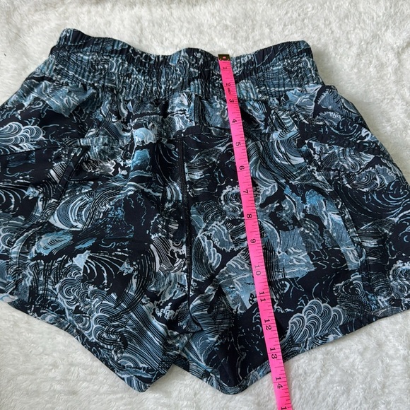 Lululemon Spring Break Away Short Eternal
Wave Starlight Black Size 6 - Picture 9 of 9